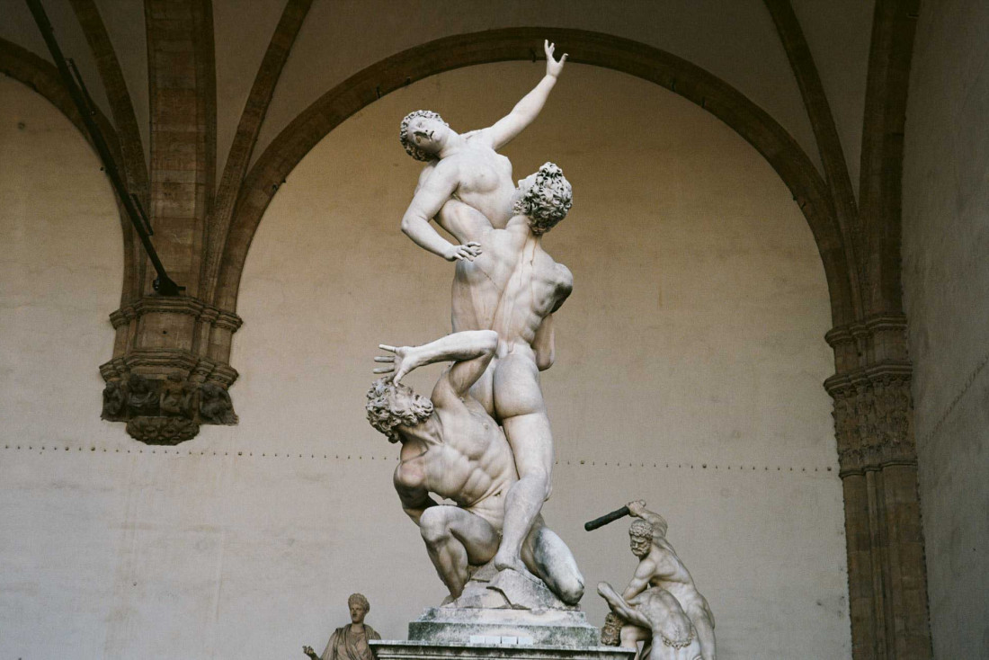 L'art est partout dans la ville, ici L'Enlèvement des Sabines par Giambologna dans la Loggia des Lanzi © Ali Nuredini