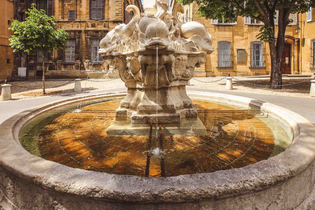 L'emblématique Fontaine des Quatre Dauphins à Aix © nonglack – stock.adobe.com