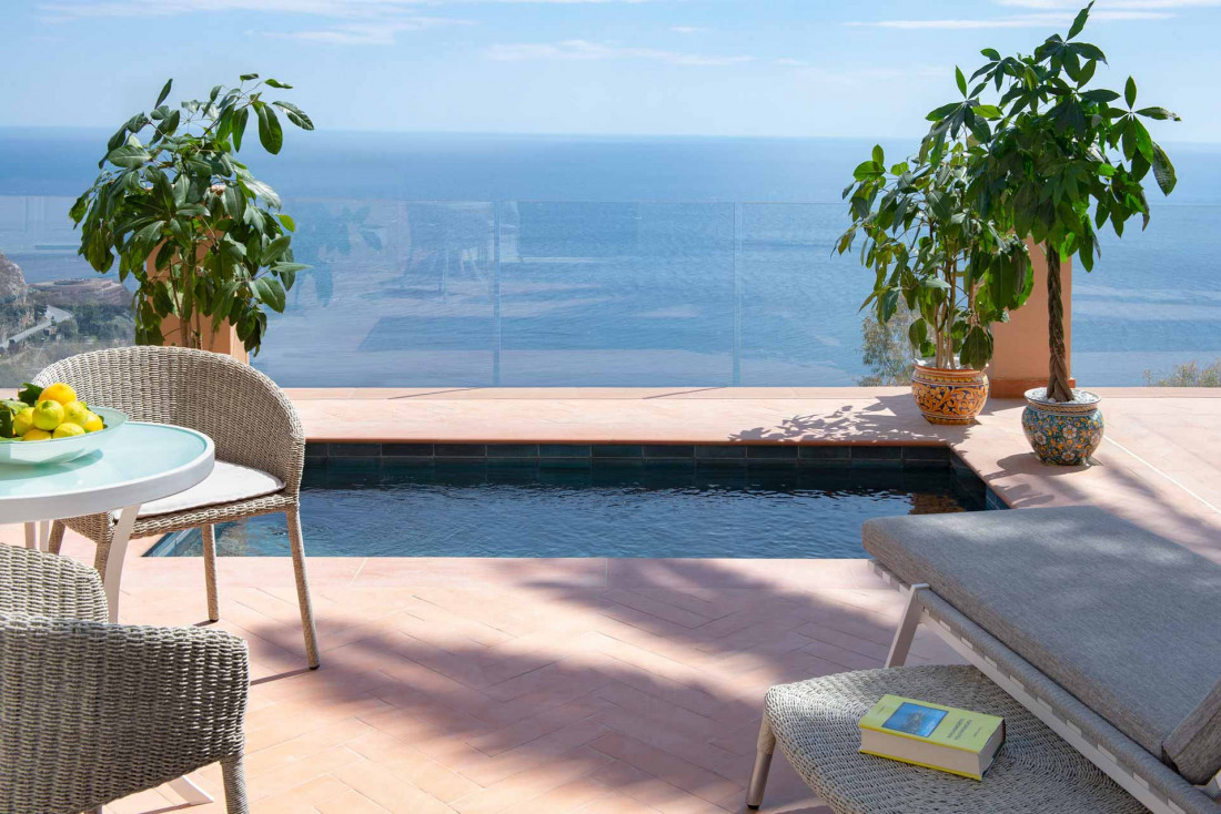 Certaines suites possèdent leur propre bassin de nage sur la terrasse © Four Seasons Hotels & Resorts