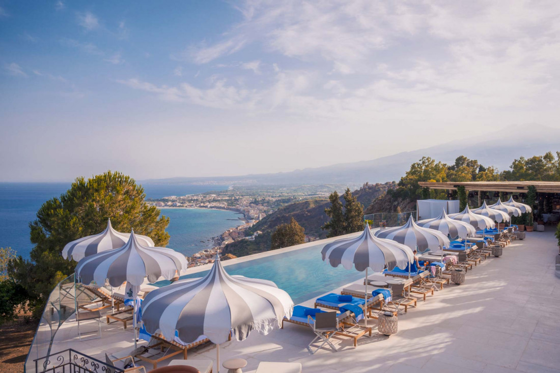 La piscine à débordement du San Domenico Palace surplombe la Méditerranée © Four Seasons Hotels & Resorts
