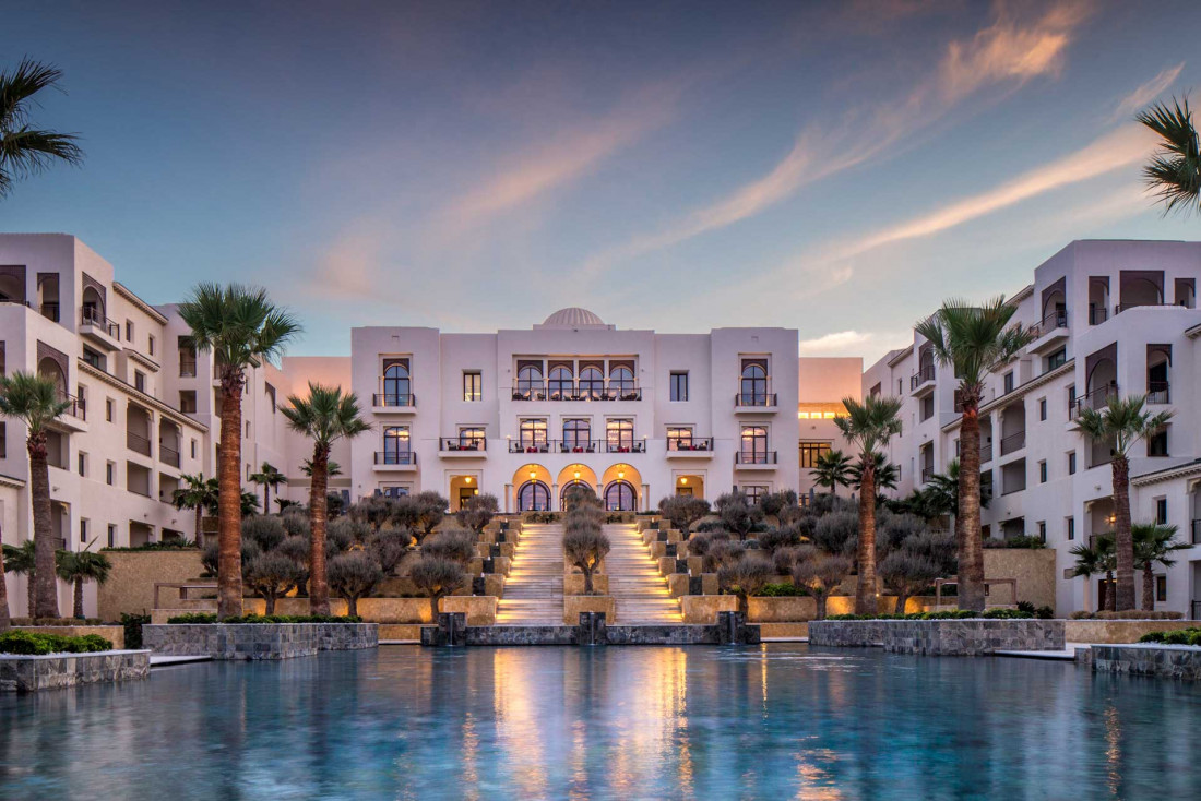 Le Four Seasons Hotel Tunis s'étend autour de son immense piscine © Four Seasons