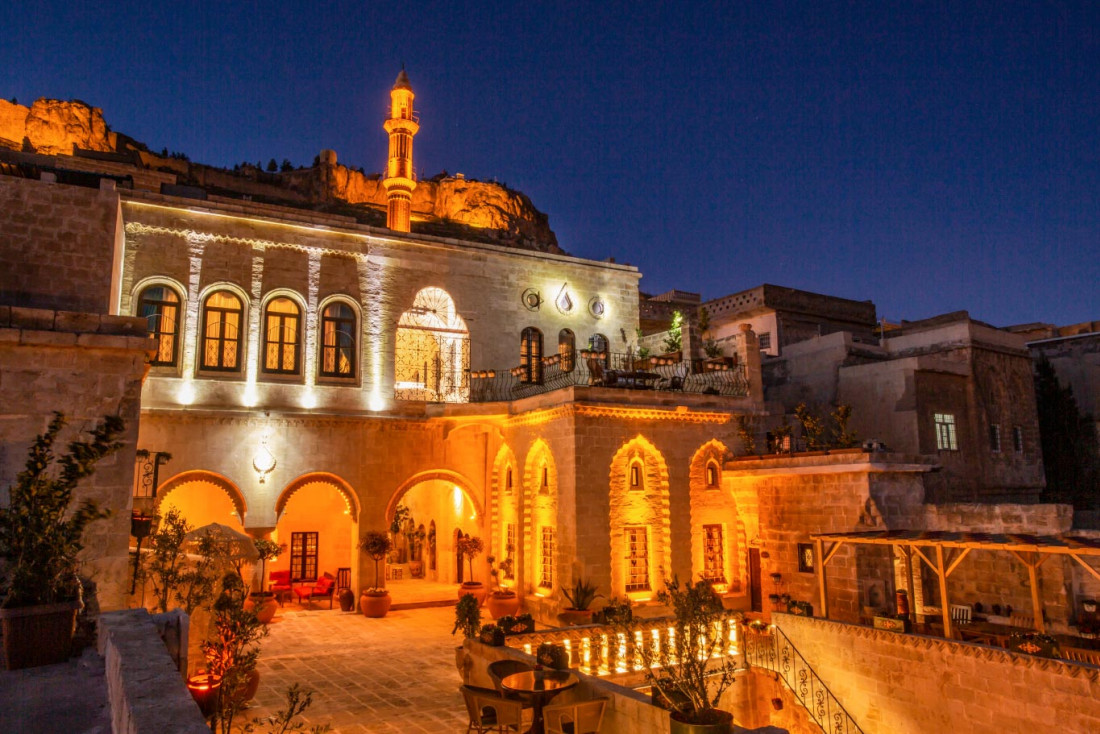 L'hôtel Selcuklu Konagi domine la plaine de la Mésopotamie © 2021 Tarihi Mardin Selcuklu Konagı