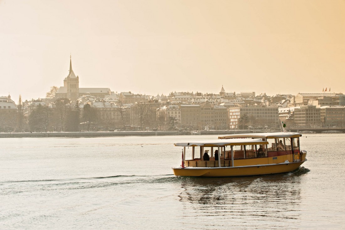 Les Mouettes sont de petits bateaux-taxis jaunes qui relient toute l'année les deux rives du lac Léman © Switzerland Tourism