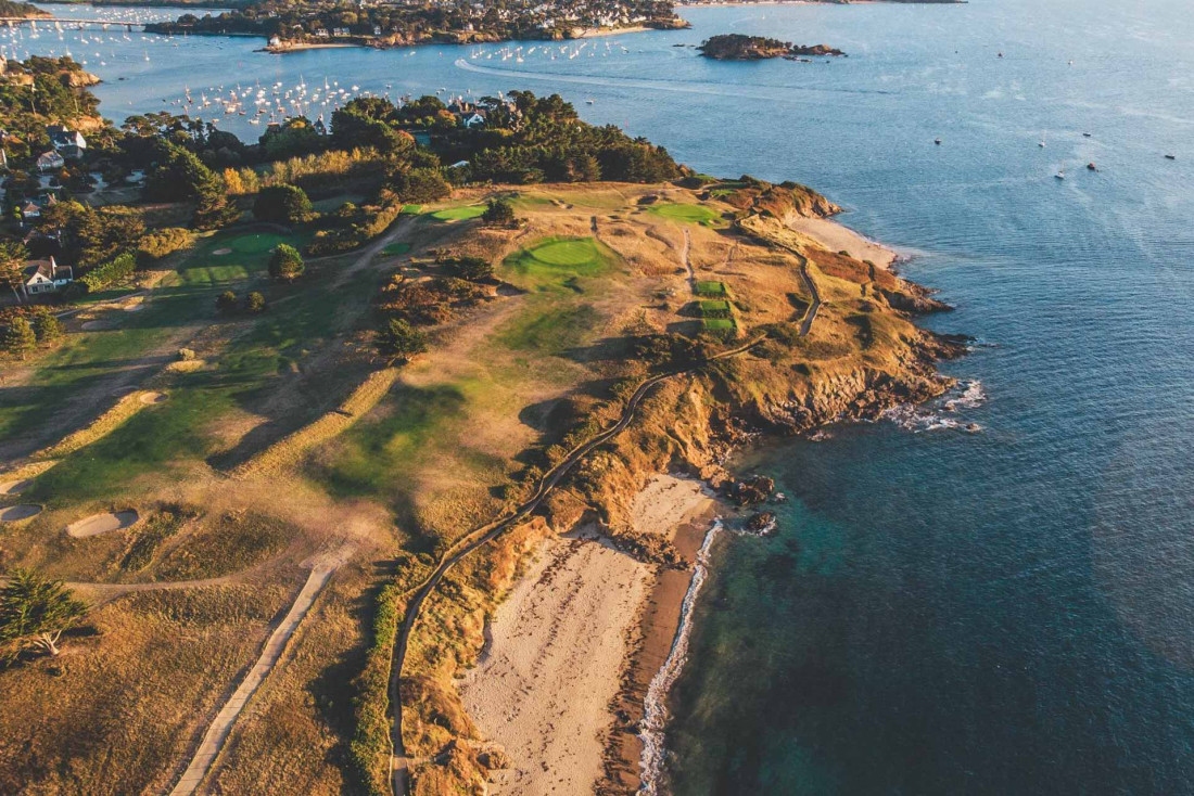 Le Golf de Dinard, à quelques minutes de l'hôtel Le Nessay © DR