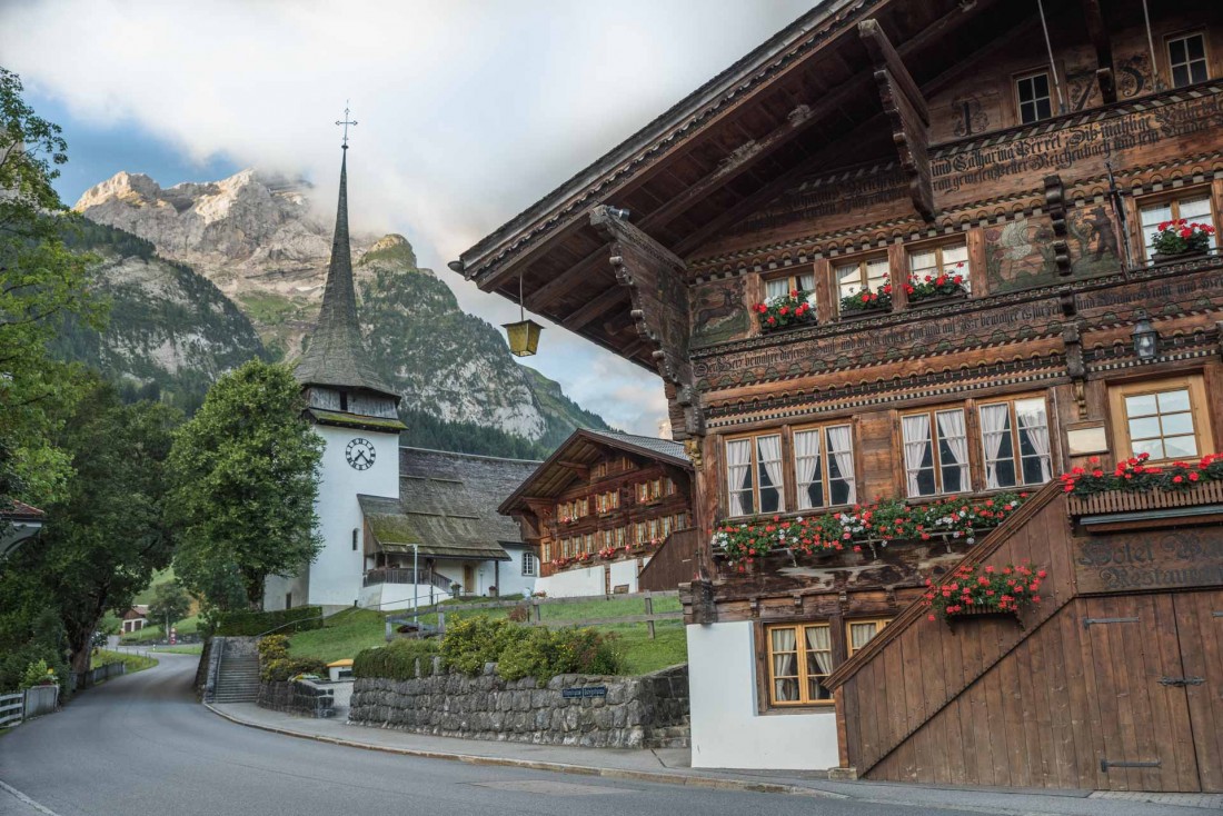 La région de Gstaad — ici le village voisin de Gsteig — est l’emblème de cette Suisse authentique de carte postale. © Destination Gstaad