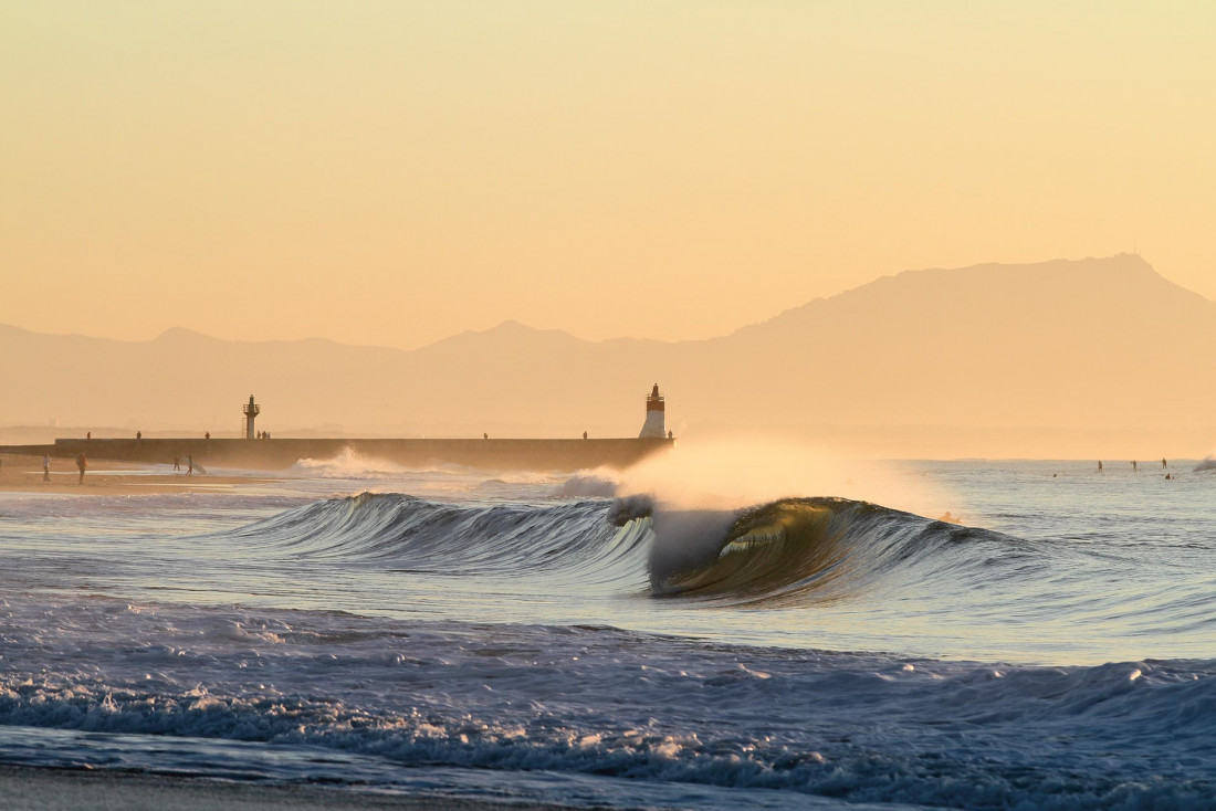 Les rouleaux déferlent sur la côte, paradis des surfeurs débutants et aguerris © Baptiste Haugomat