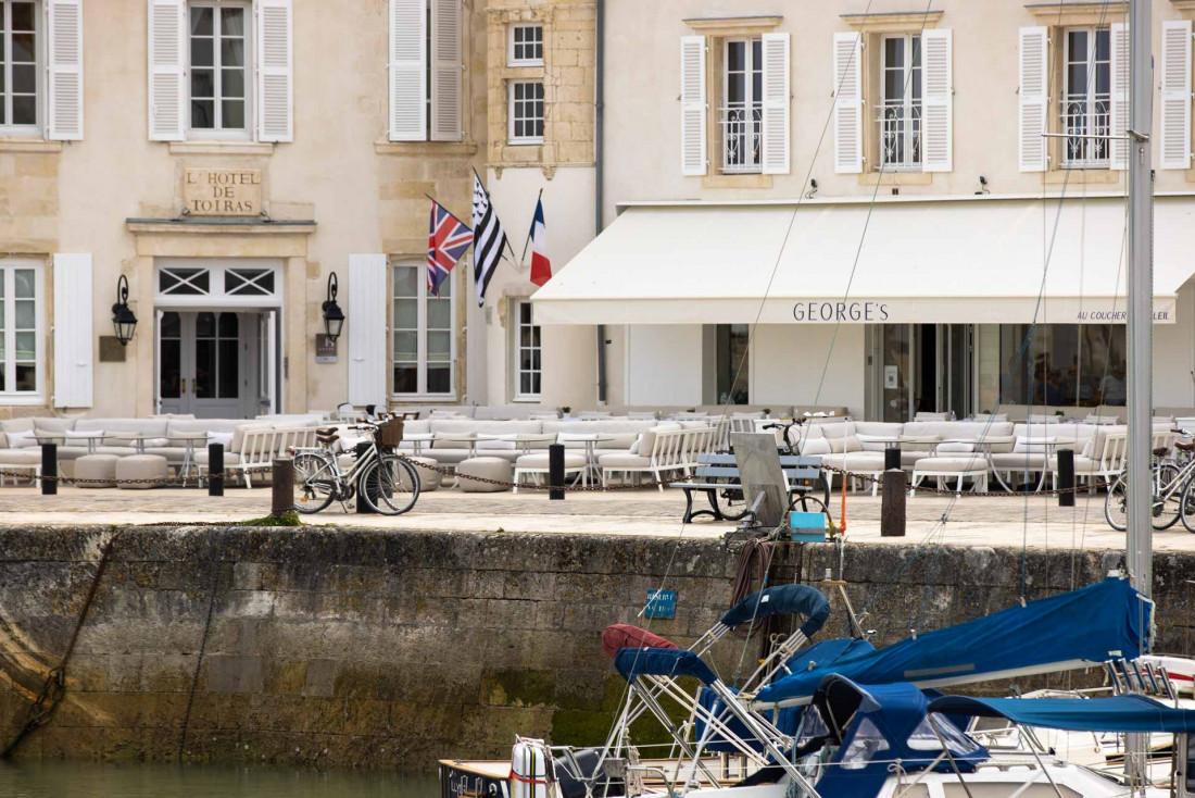 L'Hôtel de Toiras surveille les visiteurs qui arrivent par la mer à l'entrée du port de Saint-Martin-en-Ré © DR