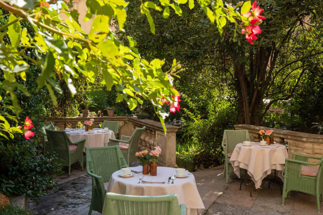 La terrasse de La Mirande au milieu d'un jardin © Christophe Bielsa