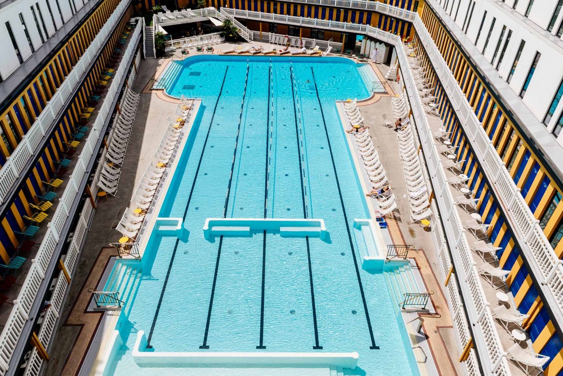 L'immense bassin extérieur (46 mètres) de l'Hôtel Molitor MGallery est la plus grande piscine d'hôtel de Paris © DR