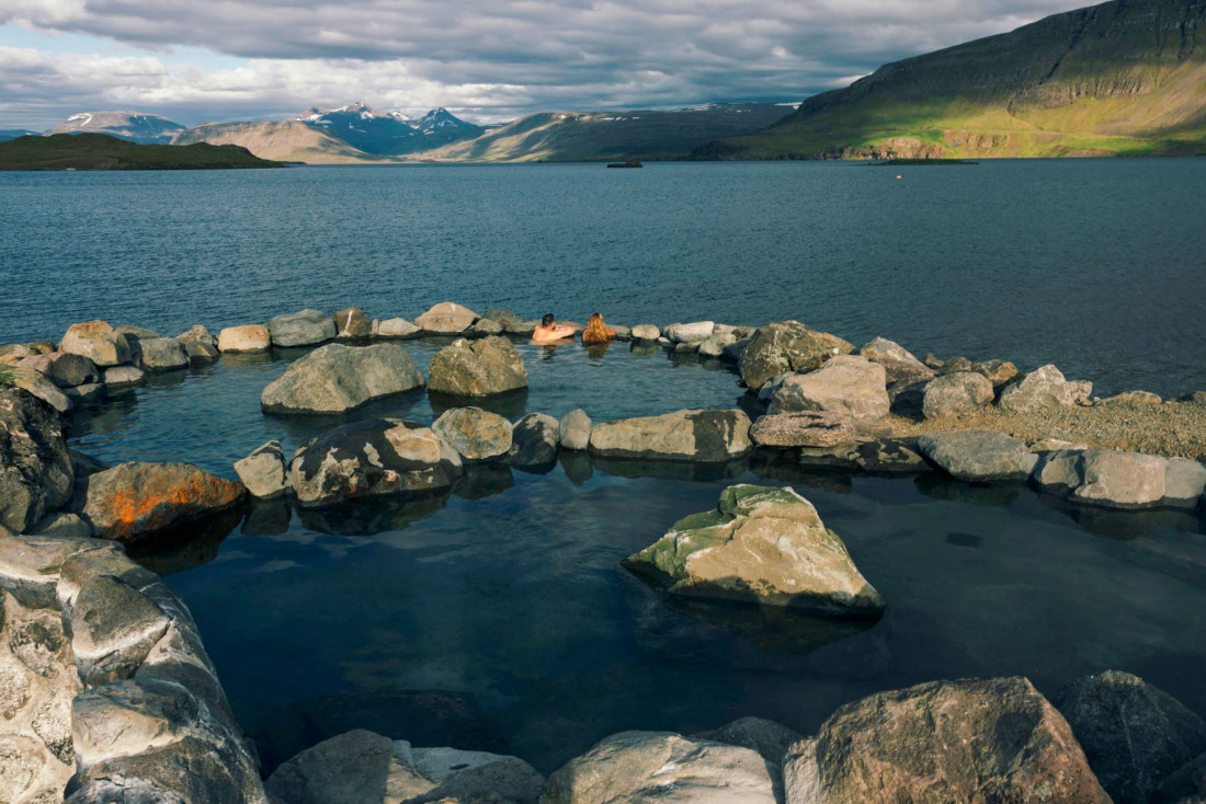 Les bains thermaux Hvammsvik au bord de l'océan © West Iceland