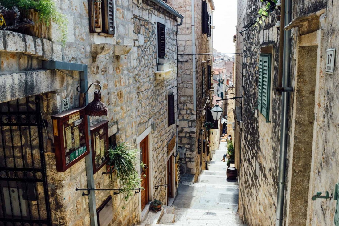 Les ruelles de Hvar en Croatie © Alex Holyoake