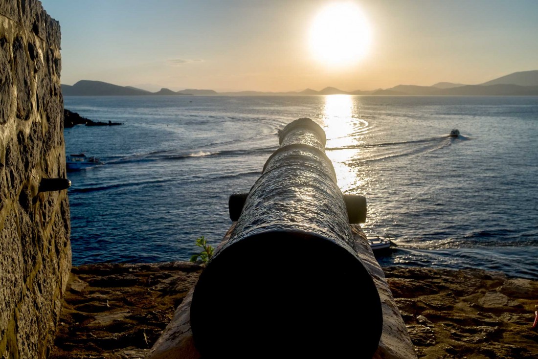 Canon faisant face à la mer sur l'île d'Hydra. © DB / YONDER.fr