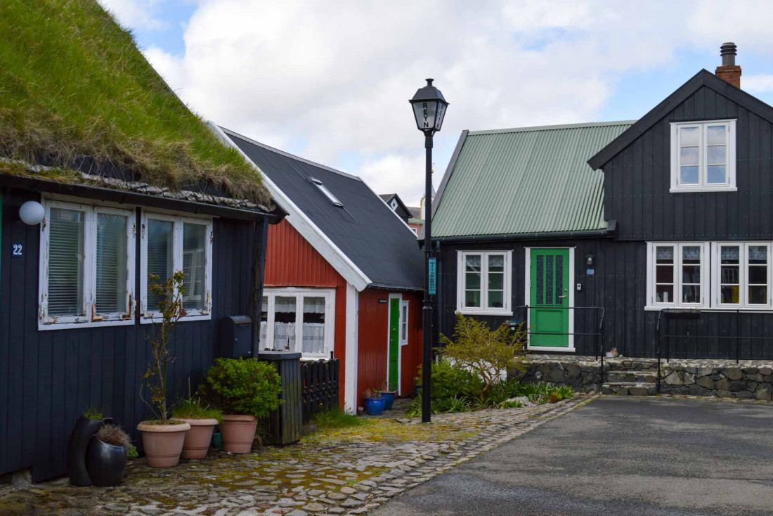 Îles Féroé | Les maisons en tourbe, typiques, se retrouvent jusqu'au cœur de la capitale Tórshavn © PG|YONDER.fr