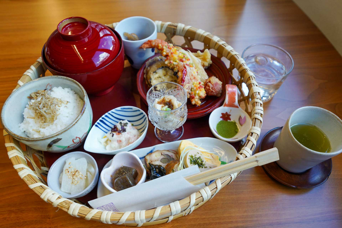 Dans le jardin japonais du parc Daisen, une collation bien méritée © DR