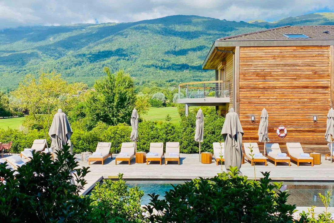 La piscine extérieure depuis l'une des chambres, les montagnes en toile de fond © Emmanuel Laveran