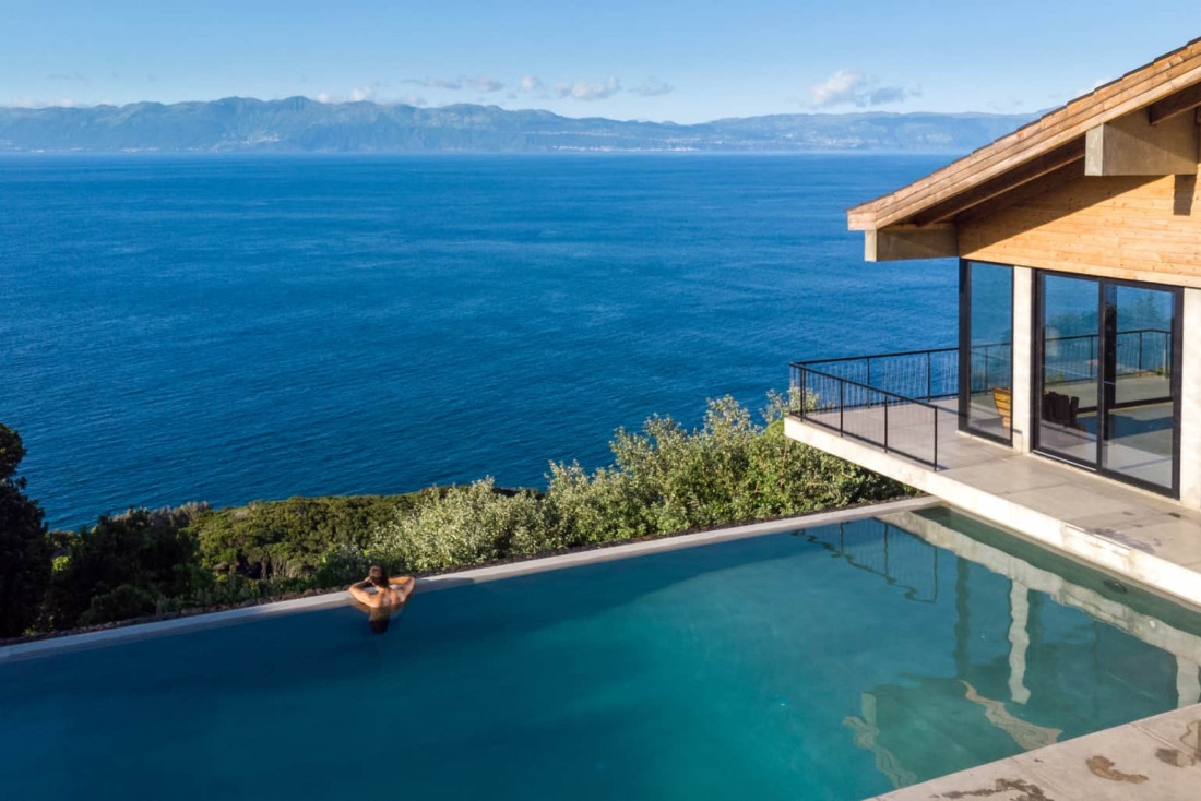 Sur l'île de Pico, qui abrite le plus haut sommet du Portugal, la piscine de Lava Homes © Lava Homes