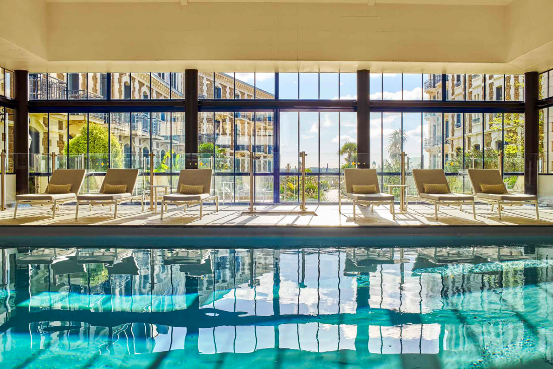La piscine du Grand Hôtel Barrière Dinard, hôtel en Bretagne