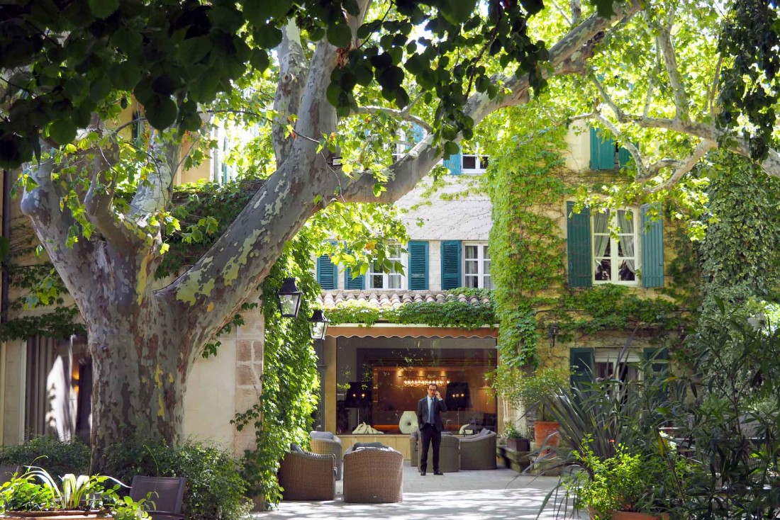 Le Prieuré Baumanière et ses platanes centenaires, une adresse de choix pour séjourner à Avignon © DR