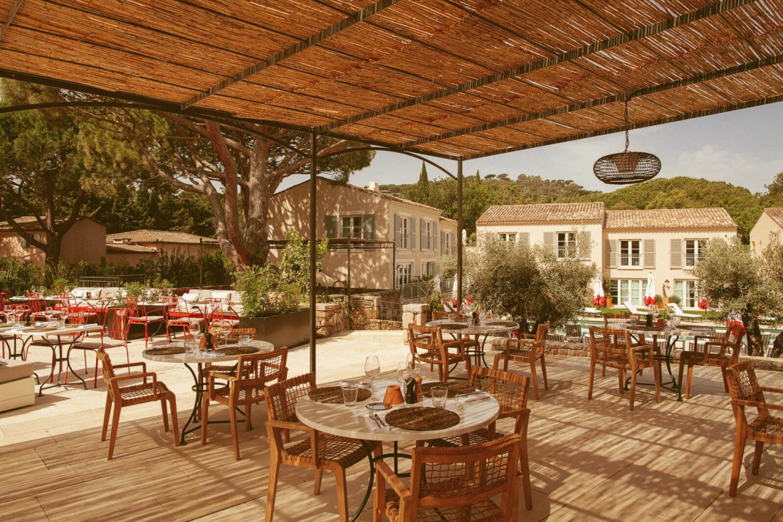 La terrasse du restaurant de Lou Pinet, à quelques minutes seulement de la place des Lices à Saint-Tropez © Matthieu Salvaing