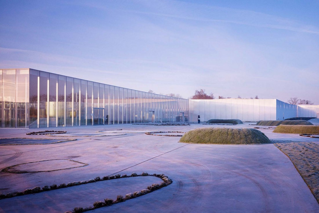  L'extérieur du Louvre Lens, conçu par l'agence japonaise SANAA et nouveau fleuron de la ville © ##Julien Lanoo@@https://bit.ly/2Zd1JaL