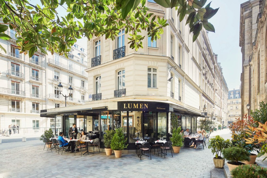 La charmante terrasse du Restaurant Lumen, face à l'Église Saint-Roch dans le 1er arrondissement de Paris © Lumen