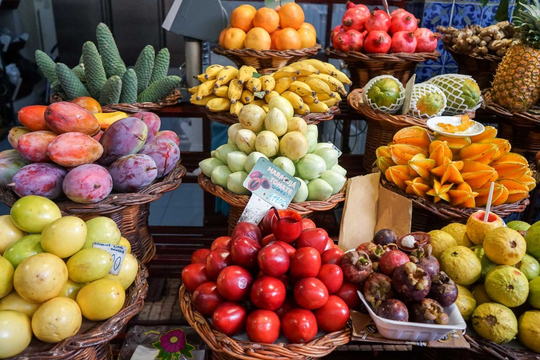 Les couleurs et les odeurs se mélangent sur les étals du marché de Funchal. © YONDER.fr