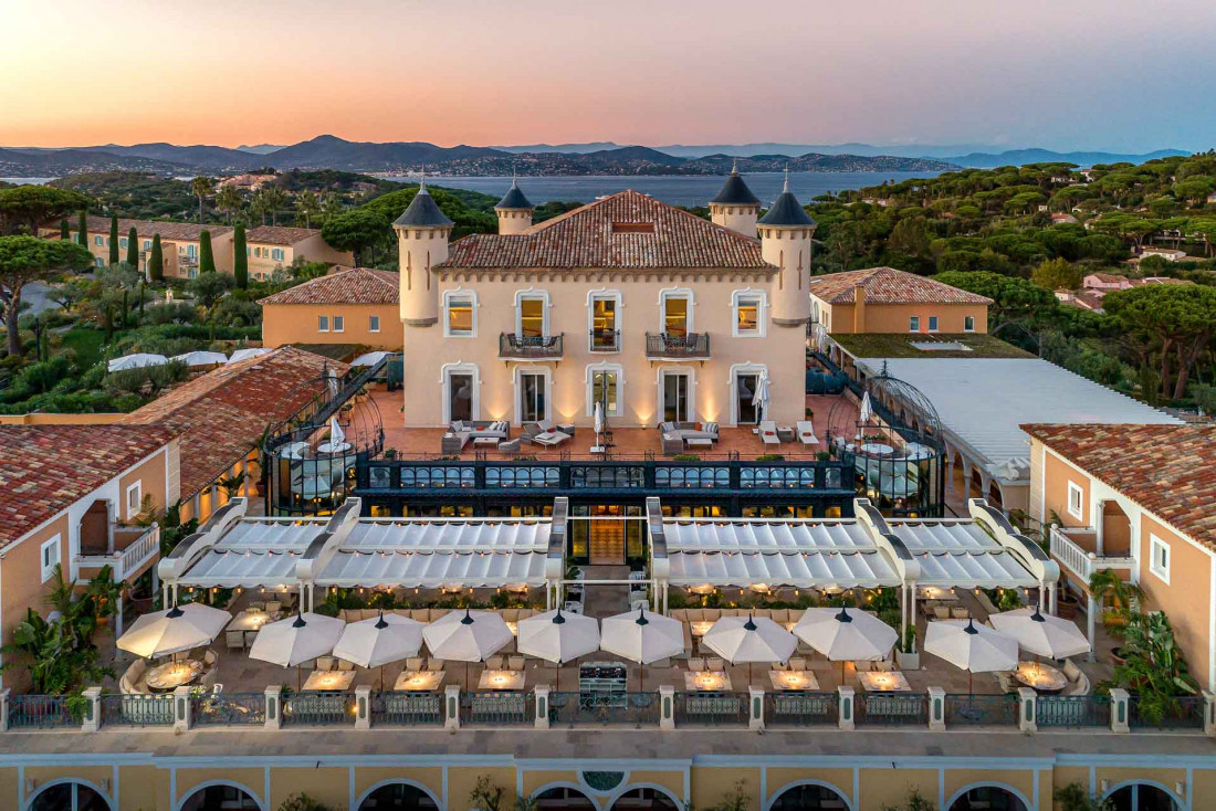 Airelles Saint-Tropez, Château de la Messardière | Vue extérieure au coucher du soleil © Studio Chevojon