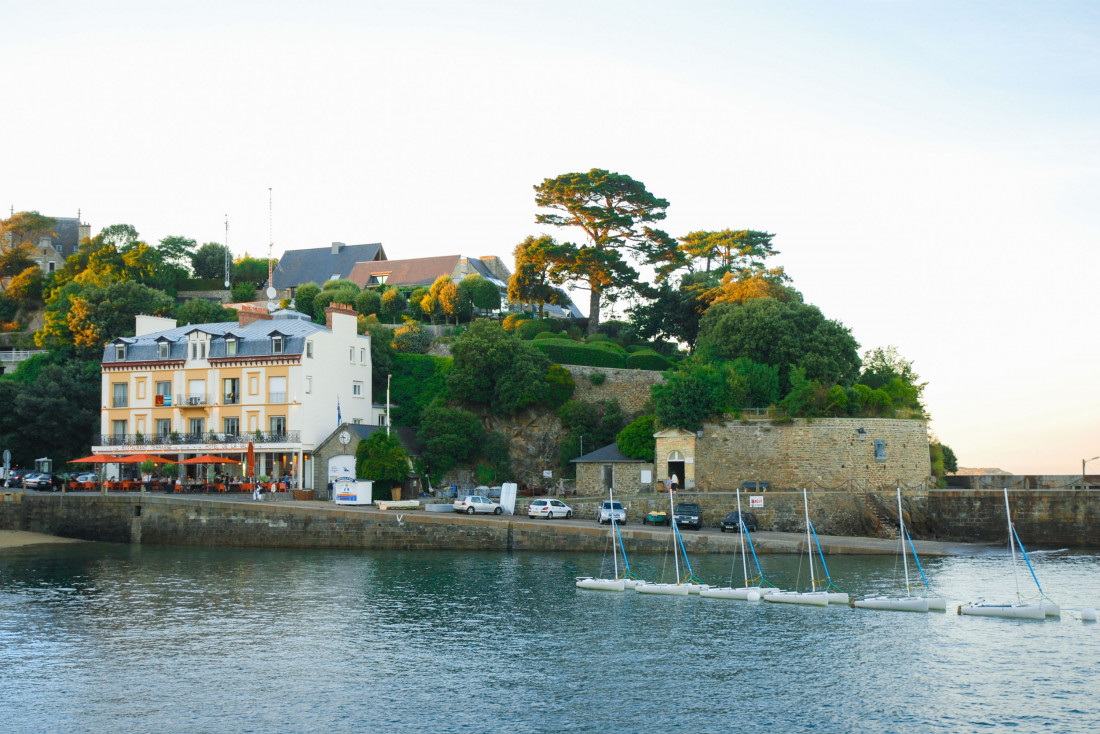 La Vallée sur la célèbre promenade du Clair de Lune de Dinard © Gildas Raffenel