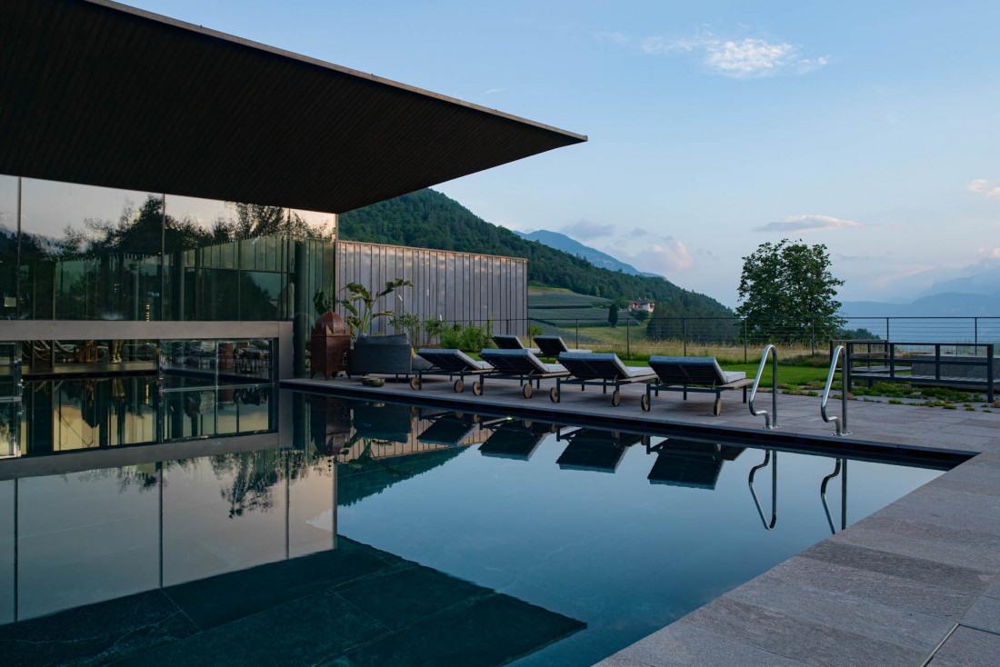 Le Manna Resort et sa piscine se trouvent dans le Nord de l'Italie, entre Bolzano et les Dolomites © DR
