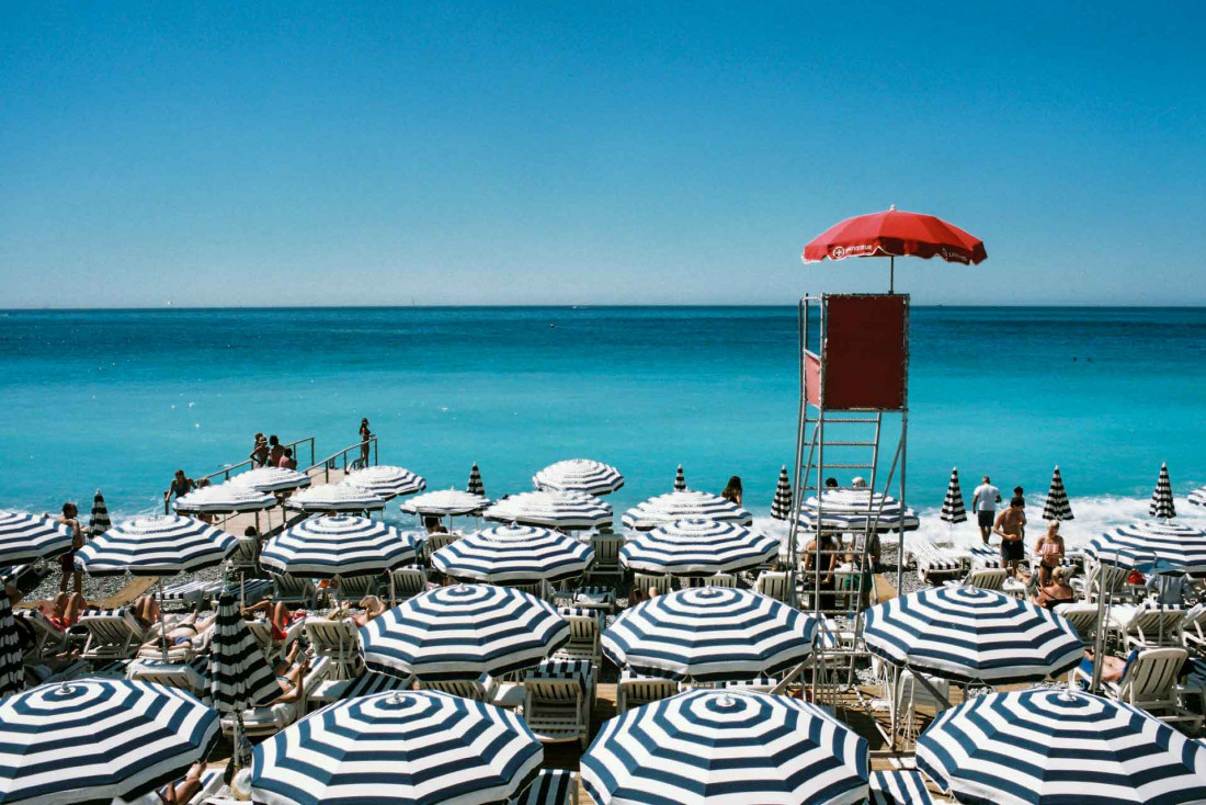 L'été venu, la plage de Nice devient le cœur de la ville © Nick Page