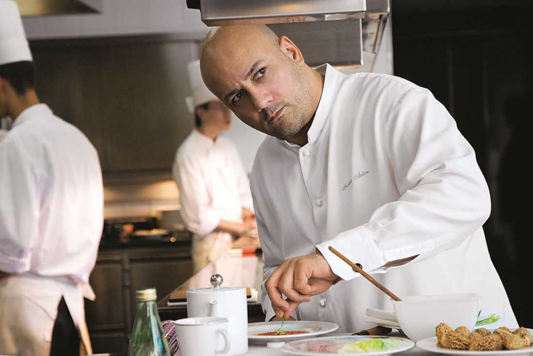 Frédéric Anton, chef trois-étoiles et Meilleur Ouvrir de France 2007 dans les cuisines © Le Pré Catelan