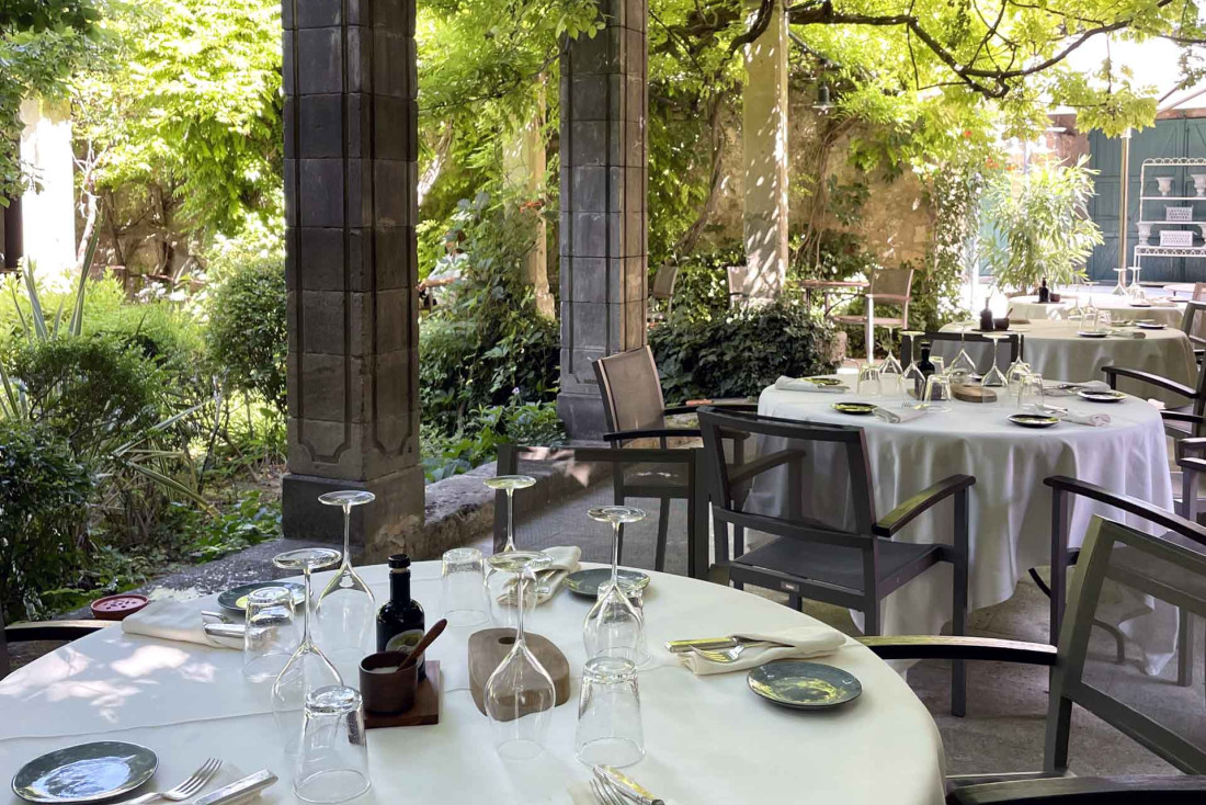 La terrasse du Prieuré Baumanière, hôtel séminaire à Avignon