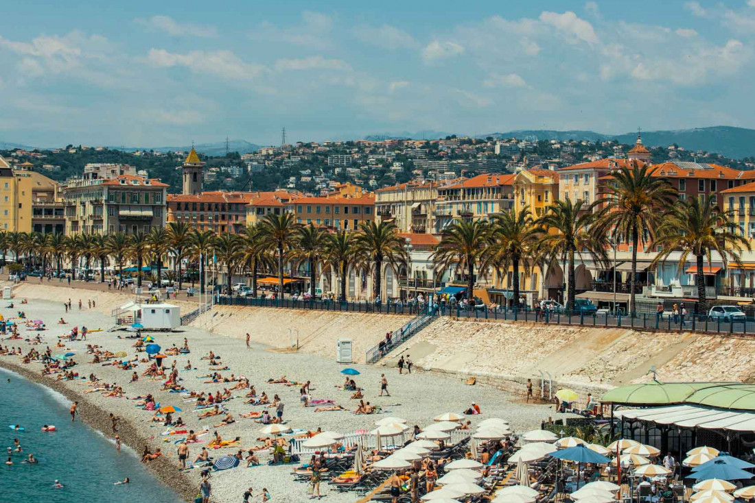 La Promenade des Anglais qui se termine devant le Vieux Nice © Daniel Van Den Berg