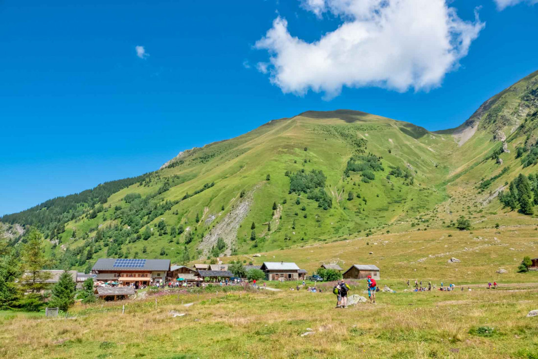 Arrivée au hameau de Miage et nuit dans le refuge du même nom. Au fond, la fameuse descente du col du Tricot et le mont Vorassay © Boris Molinier