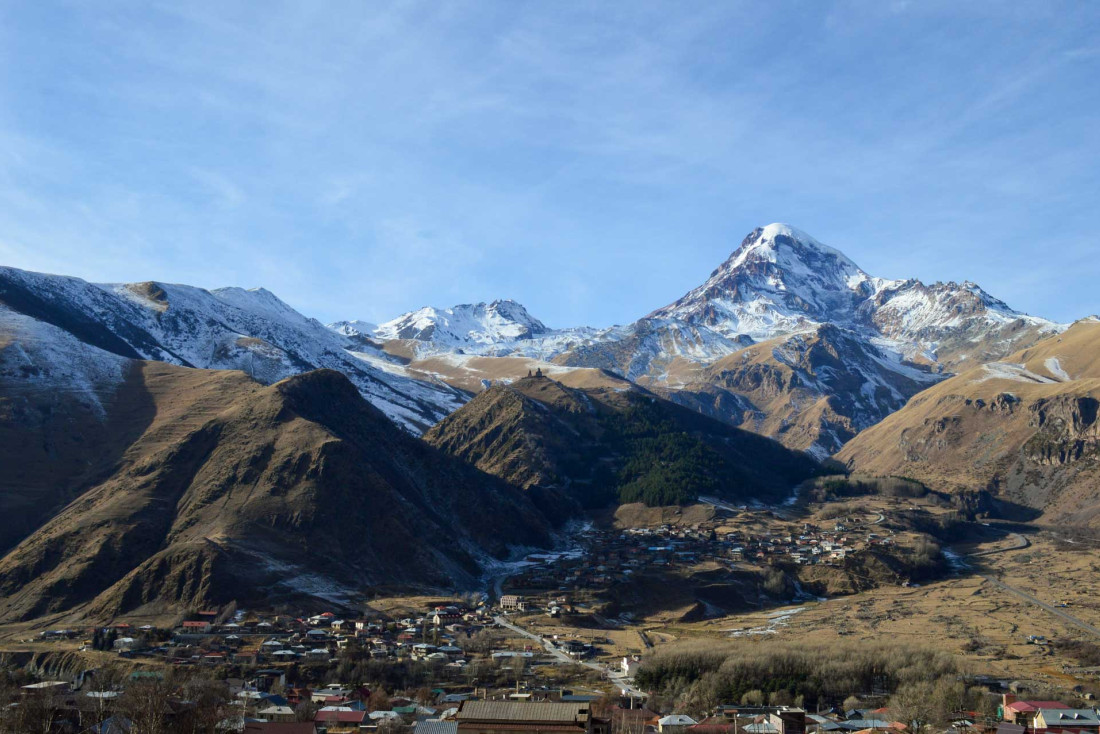 La vue depuis le Rooms Hotel Kazbegi sur le Mont Kazbek, qui culmine à plus de 5000 m. © YONDER.fr|PG
