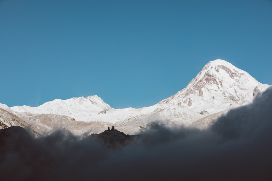 Le Mont Kazbek et l'Eglise de la Sainte Trinité de Gergeti © Rooms Hotel