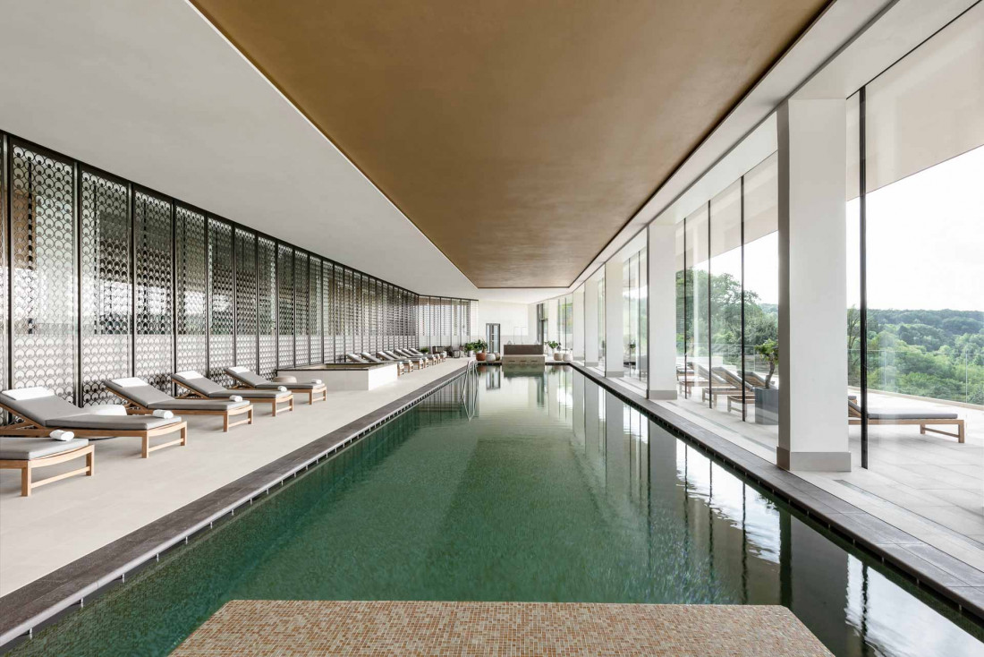 La piscine intérieure du Royal Champagne se prolonge par une terrasse qui domaine les vignes © DR