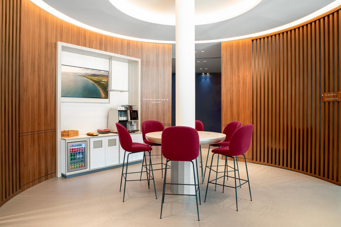 Les espaces de détente et de coworking du petit salon. © Air France