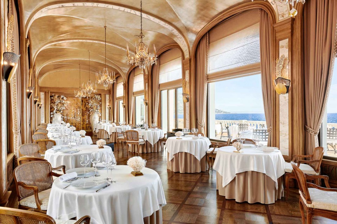 La galerie du Restaurant des Rois, à la Réserve de Beaulieu, toute en élégance et opulence © DR