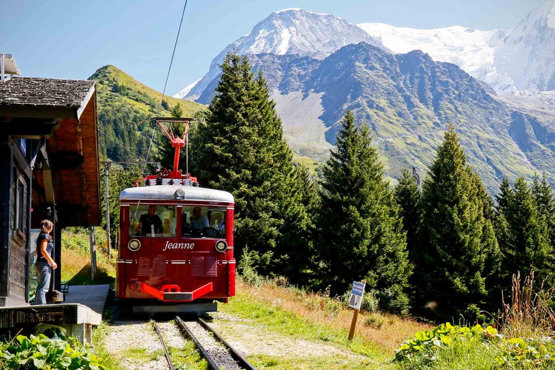 Les motrices du Tramway du Mont Blanc partent à l'assaut des pentes les plus escarpées © OT Saint-Gervais Studio buonaventura 