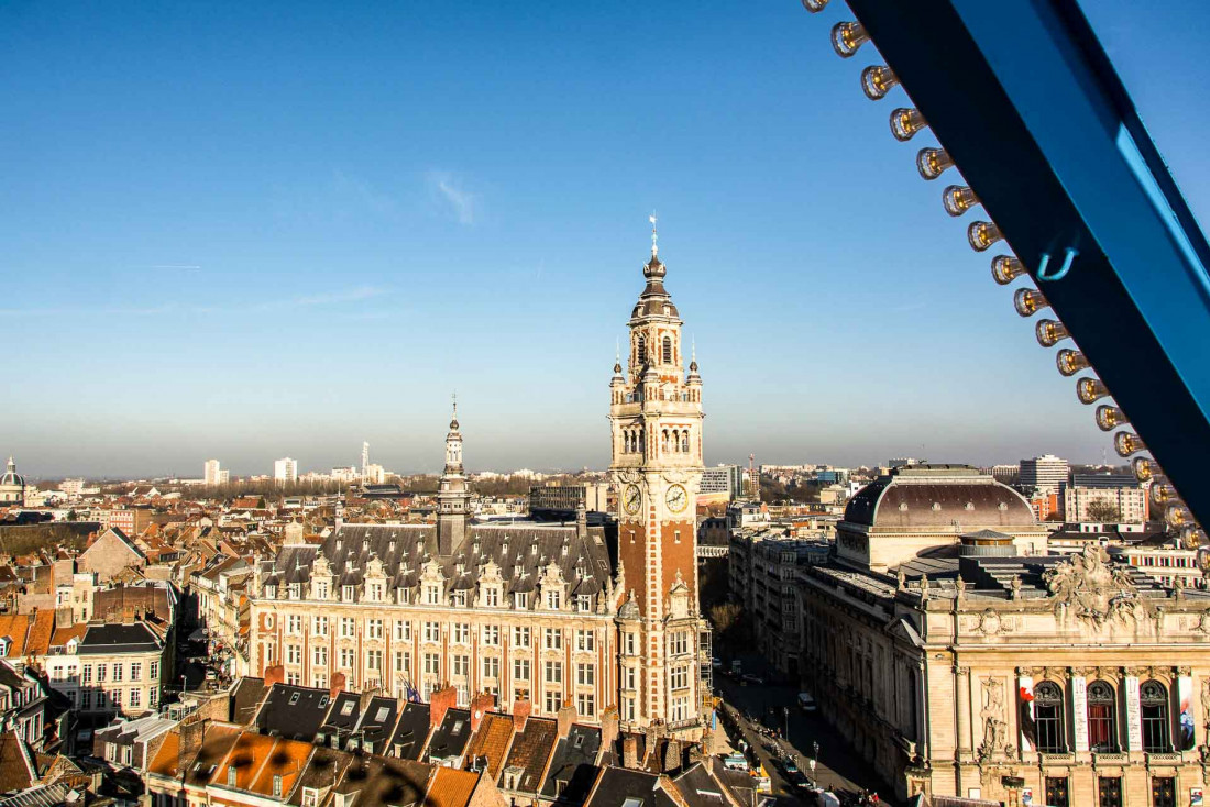 Emblème de Lille, le beffroi de la Chambre de Commerce domine la ville et carillone l'Hymne européen ou  Le Ptit Quinquin © Krijn Van Putten