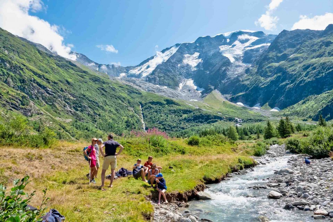 Pique-nique en famille au bord du torrent du vallon de Miage © Boris Molinier