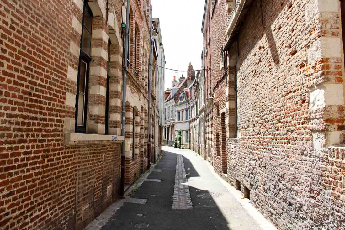 Les étroites ruelles du Vieux Lille et ses murs en brique rouge © Fred Romero