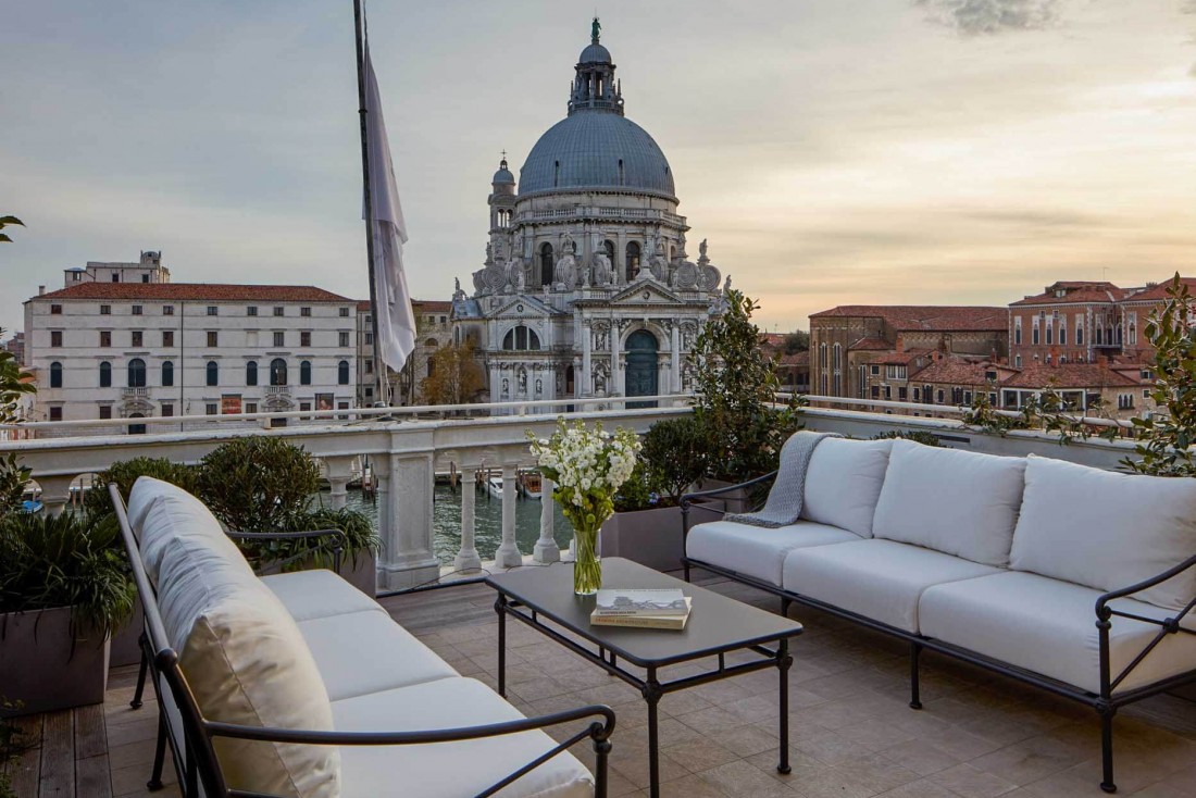 Les chambres et suites de l'hôtel possèdent terrasses et balcons végétalisés © The St. Regis Venice