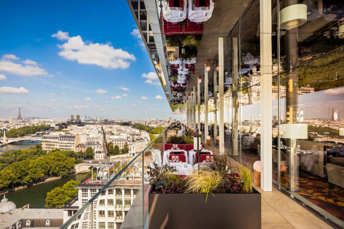 Déjeuner d'hôtel avec vue sur la Tour Eiffel chez Bonnie © Romain Ricard