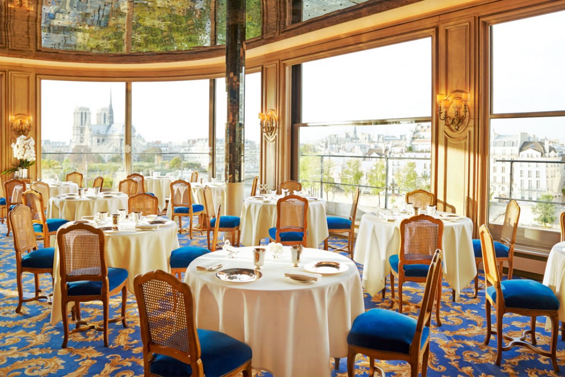 Restaurant avec vue : la salle de la Tour d'Argent a conservé son style classique et sa formidable vue sur la Seine et Notre-Dame © La Tour d'Argent