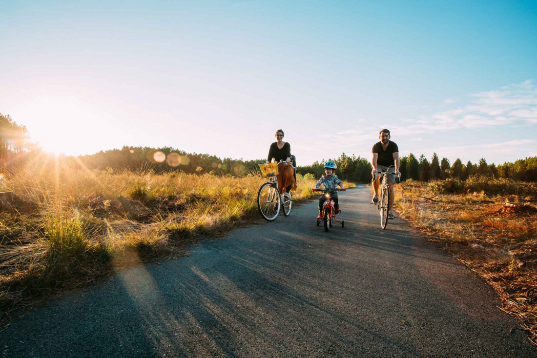 Vélo en famille sur les 630 km de pistes cyclables des Landes © Sébastien Chebassier