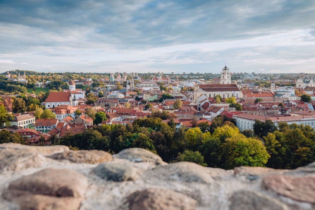 Vue sur la vieille ville de Vilnius © ##Walkable Vilnius@@https://walkablevilnius.com/places/vilnius-old-town/