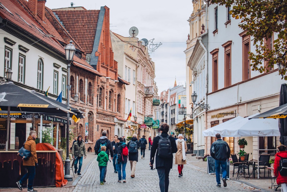 Rue piétonne dans le centre historique de Vilnius © ##Walkable Vilnius@@https://walkablevilnius.com/places/vilnius-old-town/