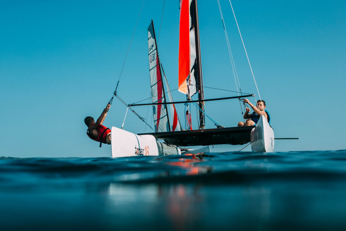 Pas besoin d'affronter l'Atlantique pour ses premières sensations de glisse, les lacs des Landes sont un terrain de jeu optimal pour les débutants © Sébastien Chebassier